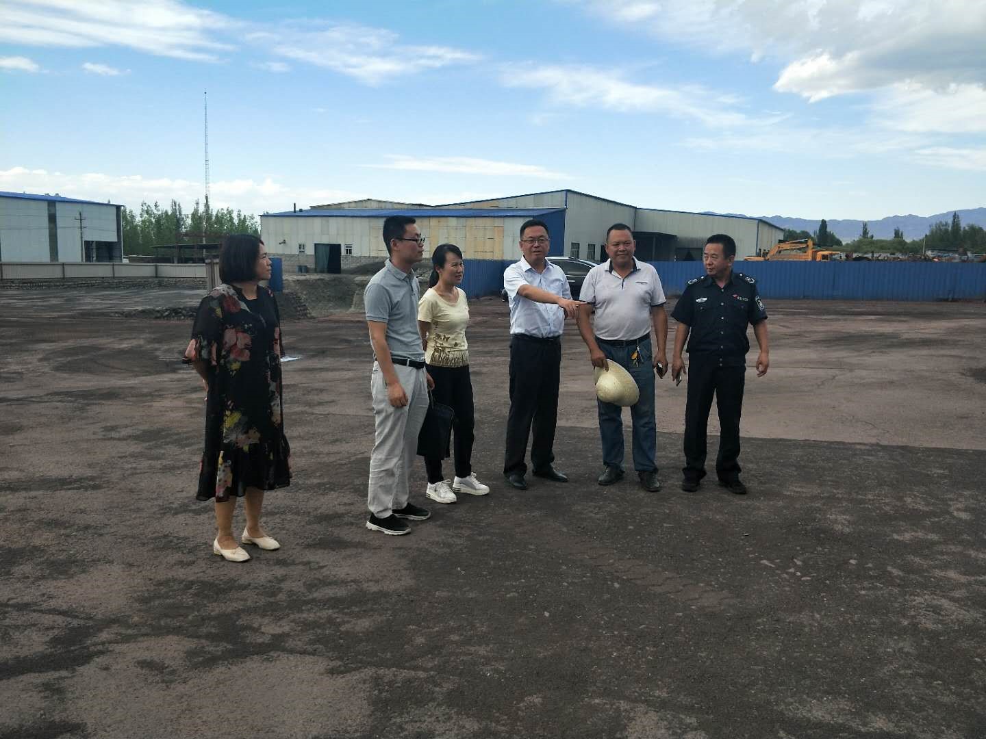 1720597403418 2018年蔡國斌(左二)在新疆調研當地煤化工產業基地現狀