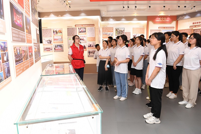 1720598677765 2022年8月13-14日,組織20余名革命老區優秀中學生,走進東華科技開展“致敬時代楷模,爭當國之棟梁”的研學活動,同時前往安徽名人館、安徽創新館參觀學習(1)