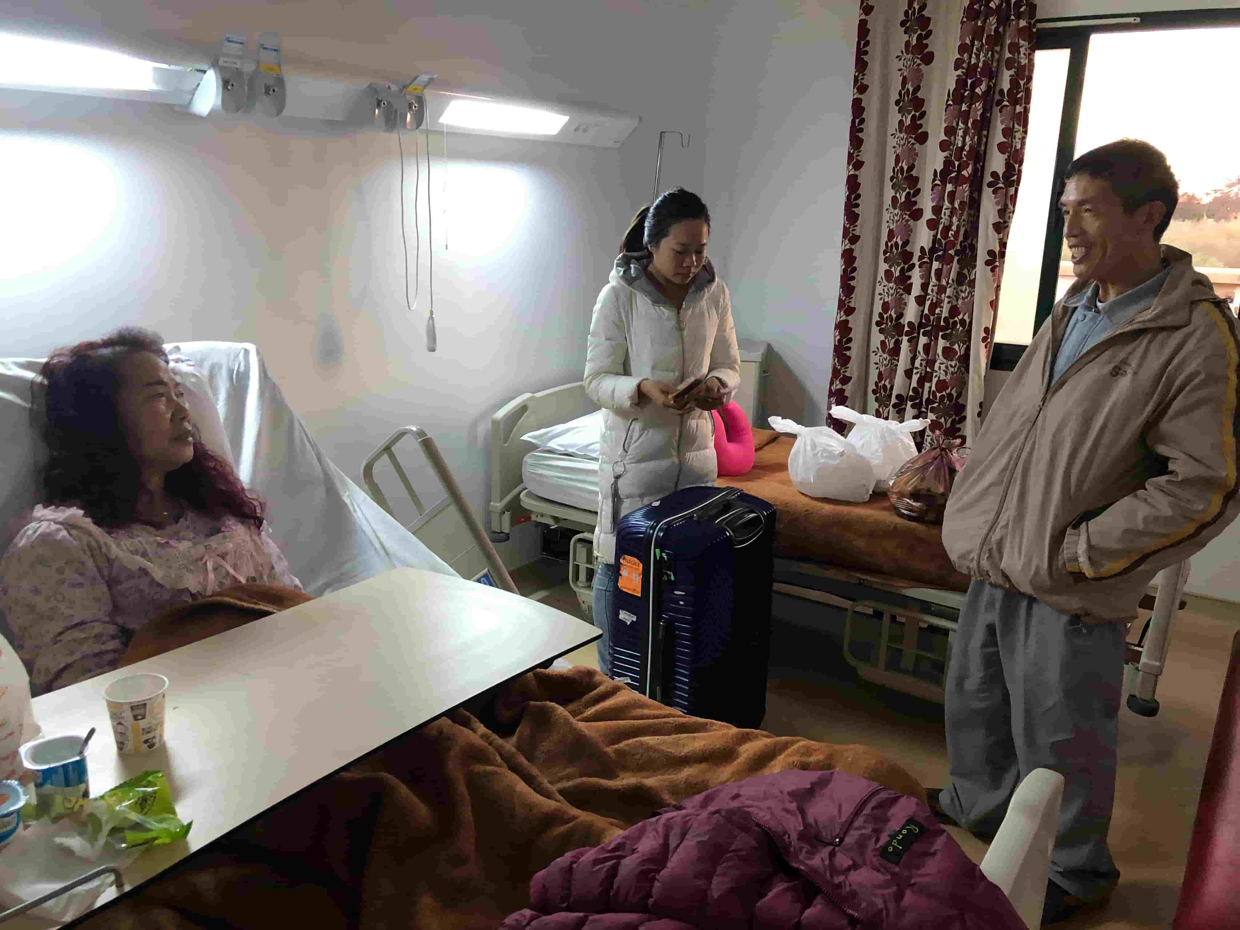 freecompress-2019年4月1日，東華科技突尼斯TSP項(xiàng)目部為中國老人提供現(xiàn)金和生活物資，并到醫(yī)院慰問