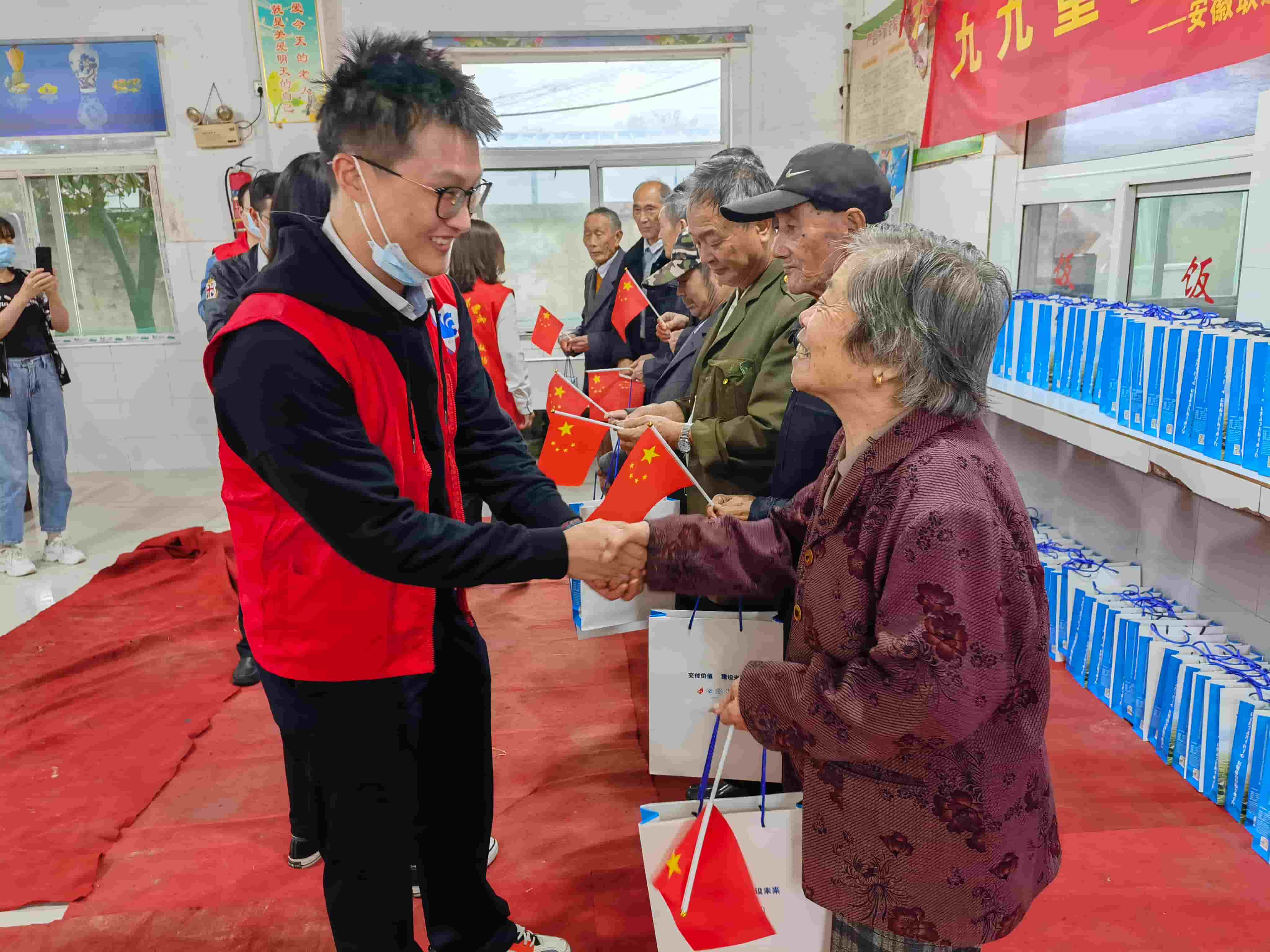 1720598932144 freecompress-2021年10月14日,正值重陽佳節,服務隊聯合多家駐皖央企前往肥西縣嚴店鄉五保供養服務中心,開展“九九重陽節,濃濃敬老情”主題活動。